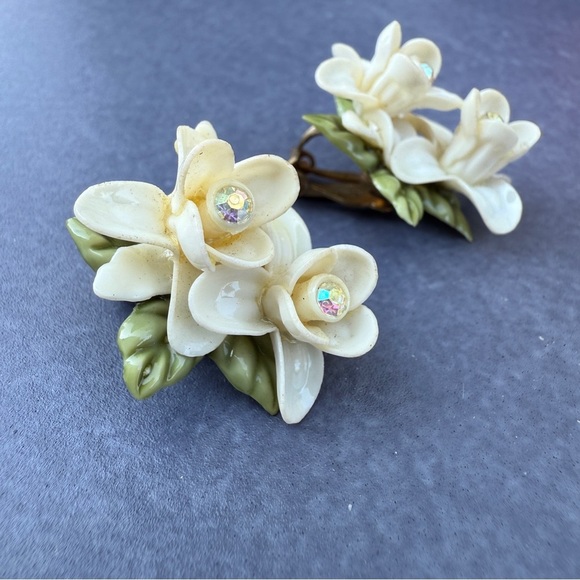 Vintage 1970s Dainty Cream and Green Plastic Flower Earrings with Rhinestone - Picture 3 of 10